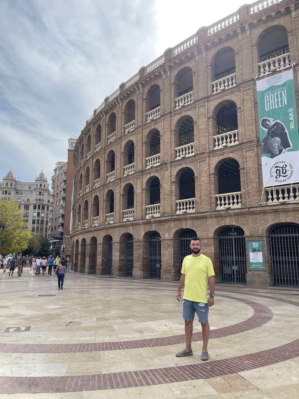 Водопад Мулафоссур у деревни Гасадалур на Фарерских островах: вода стремительно падает со скалы, вершина горы окутана туманом