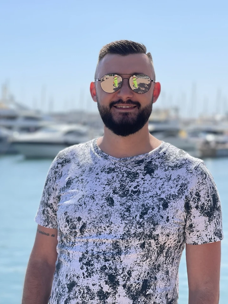 Обрывистые зелёные скалы Фарерских островов над бурным Атлантическим океаном под пасмурным небом