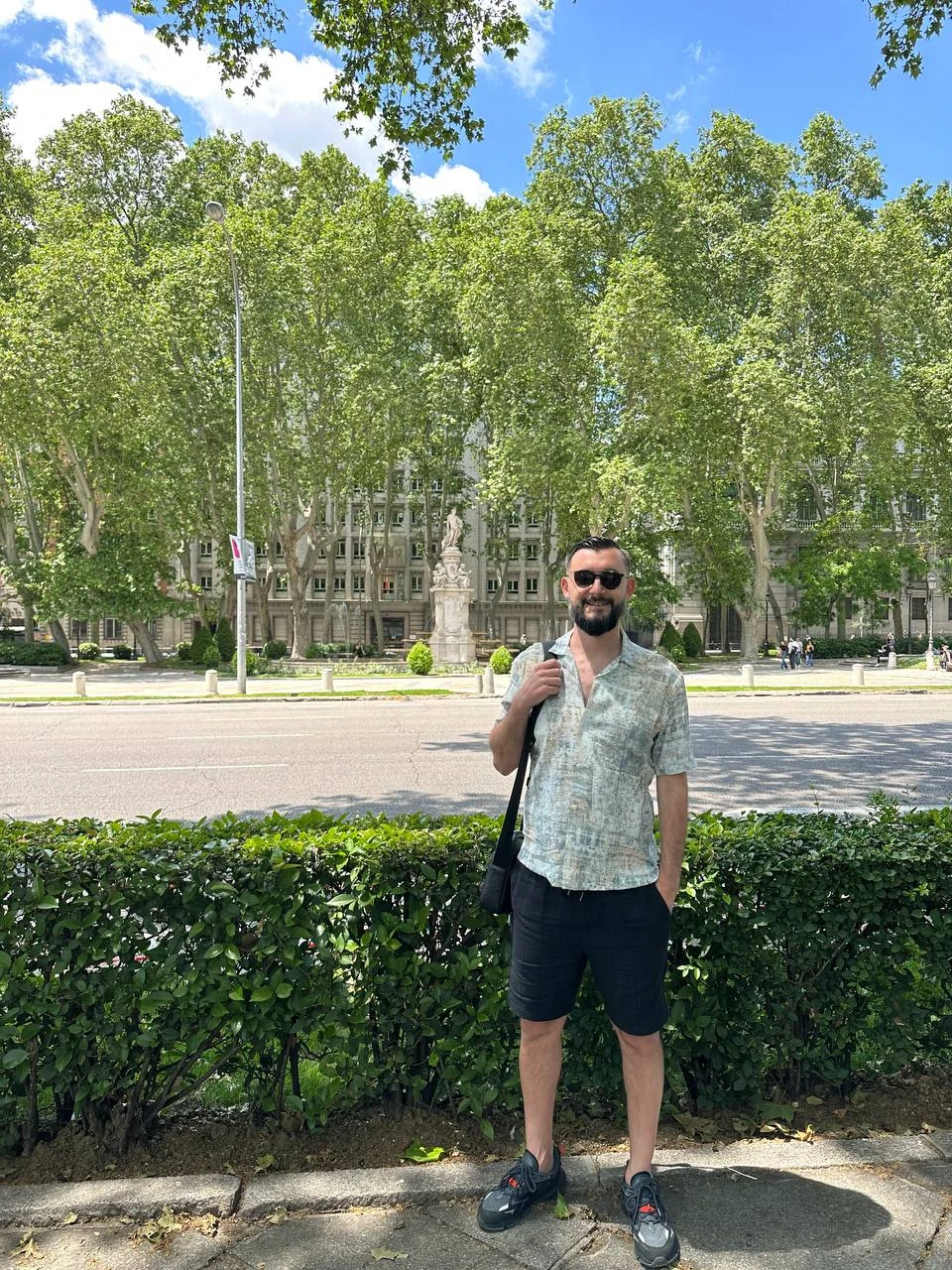 Обрывистый травянистый утёс над бурным Атлантическим океаном на Фарерских островах под пасмурным небом