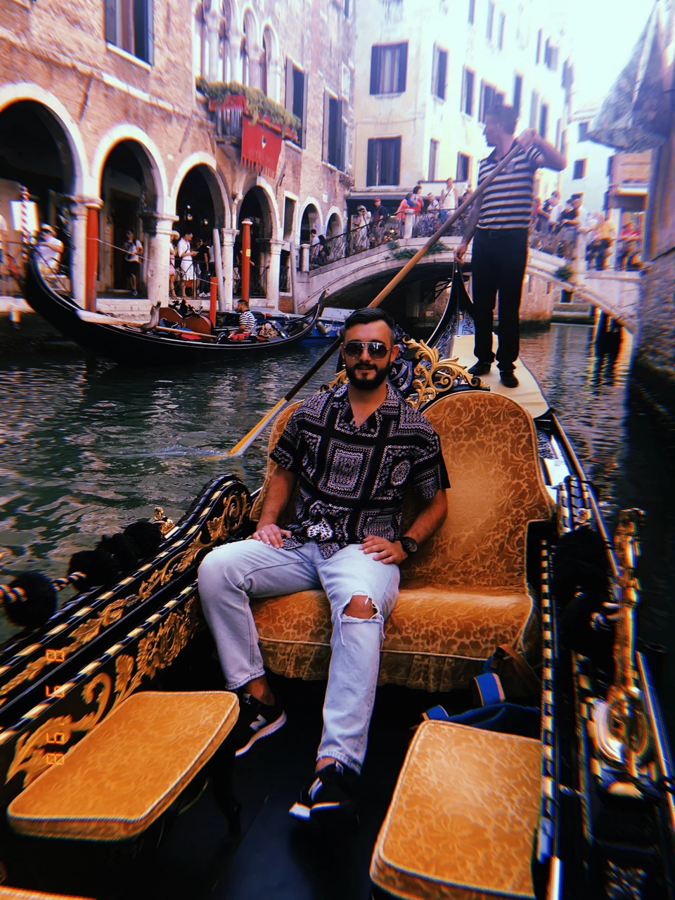 Артём Gameleon в зелёной футболке поло сидит на скамейке в раздевалке ФК «Копенгаген» на фоне висящих белых игровых футболок и надписи READY FOR COPENHAGEN