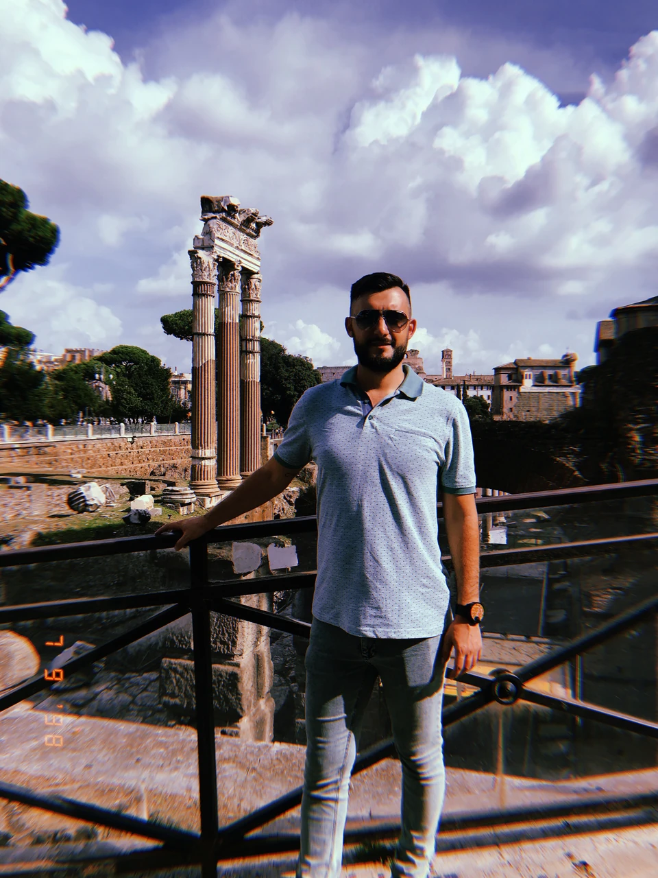 Современные жилые дома и причал с яхтами на канале в солнечный день в Копенгагене, Дания