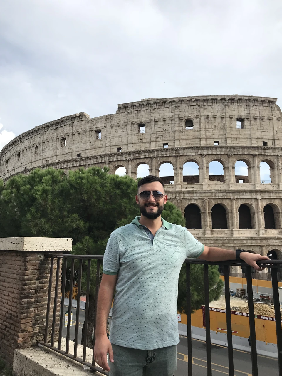 Купол и фасад Мармуровой церкви Фредерикскирхе в Копенгагене вечером при глубоком синем небе