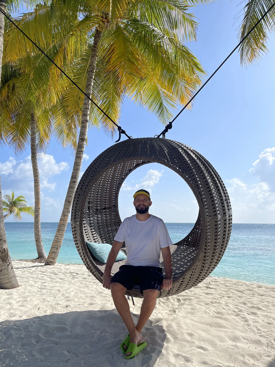 Артём Gameleon на палубе лодки с развевающимся норвежским флагом, горы и фьорд на заднем плане