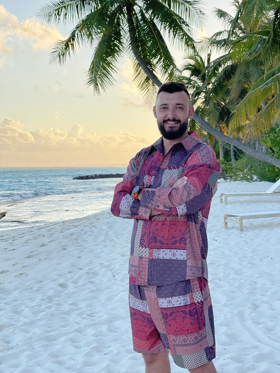 Костровая чаша на треноге перед деревянным коттеджем у скалистого горного склона Норвегии с каскадными водопадами